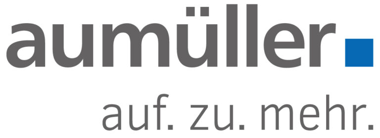 Das Aumüller-Logo zeigt den Firmennamen in grauer Schrift mit einem blauen Quadrat am Ende. Darunter steht der Slogan "auf. zu. mehr." in kleinerer, grauer Schrift.